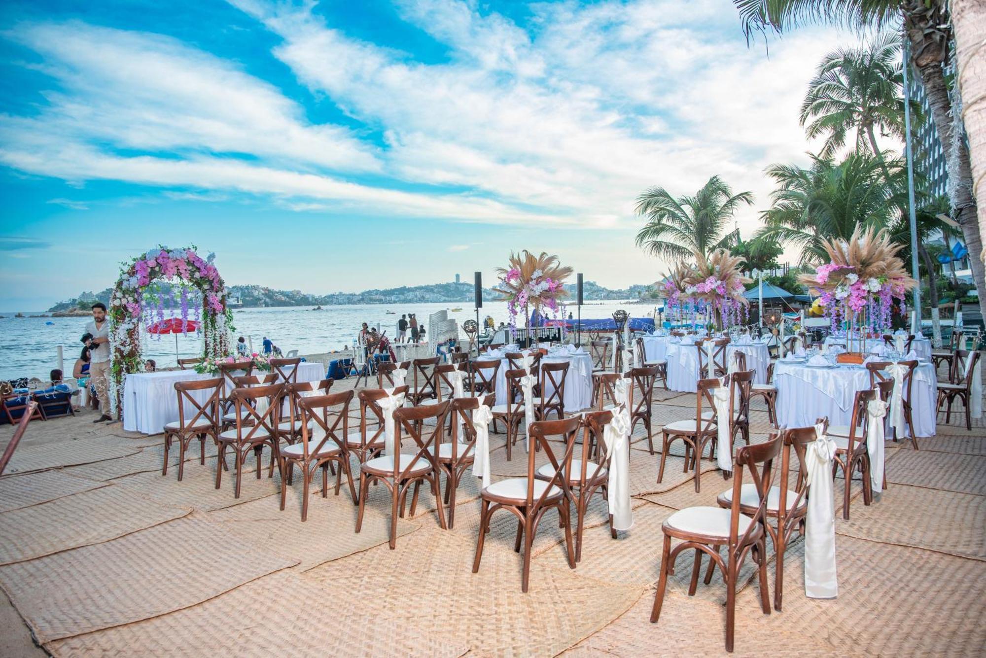 Ritz Acapulco All Inclusive Eksteriør billede A wedding reception at the beach