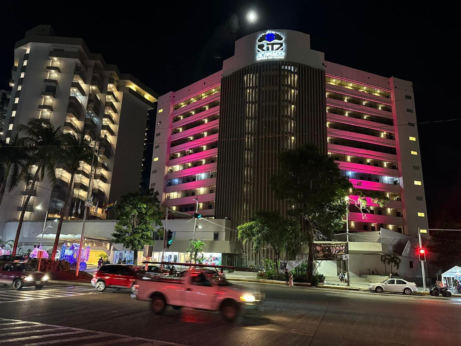 Ritz Acapulco All Inclusive Eksteriør billede The hotel at night