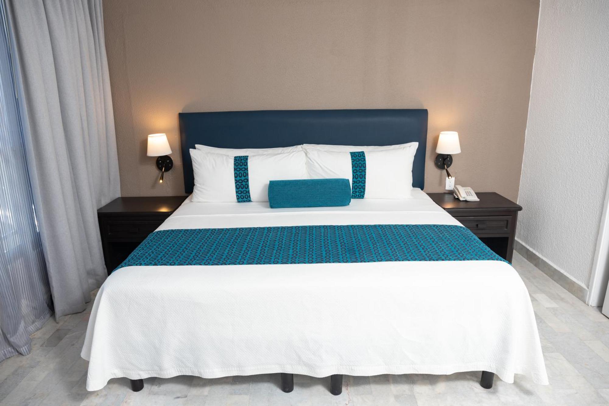 Ritz Acapulco All Inclusive Eksteriør billede A bed with a bed runner