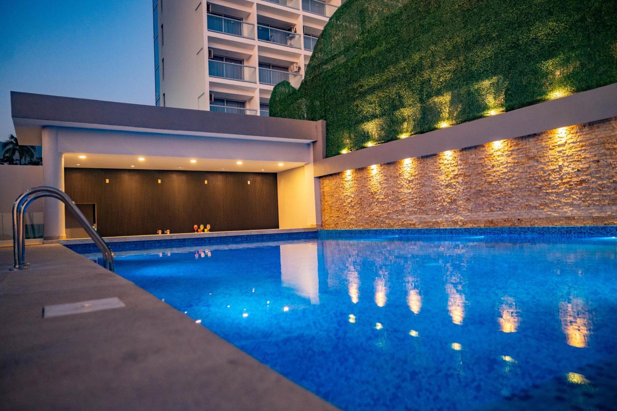 Ritz Acapulco All Inclusive Eksteriør billede The swimming pool at the hotel
