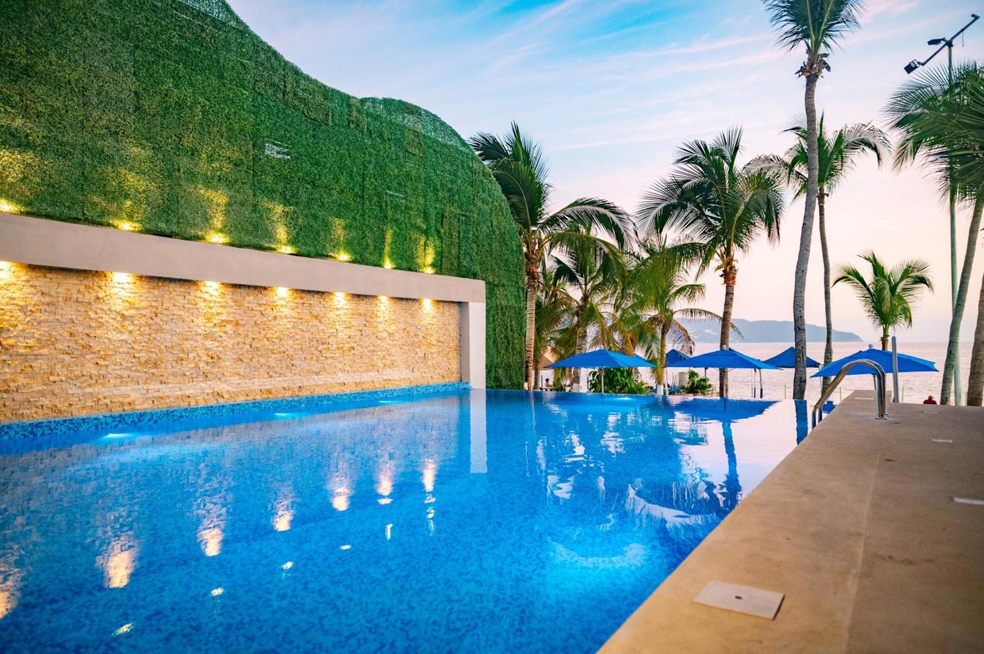 Ritz Acapulco All Inclusive Eksteriør billede The swimming pool at the resort